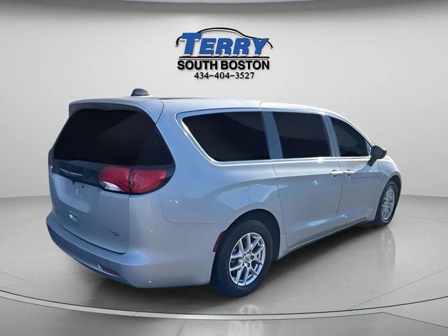 Pre-Owned 2024 Chrysler Voyager LX - photo - 6