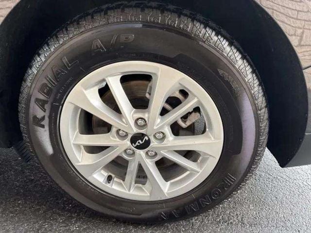 Pre-Owned 2024 Kia Carnival LX - photo - 12