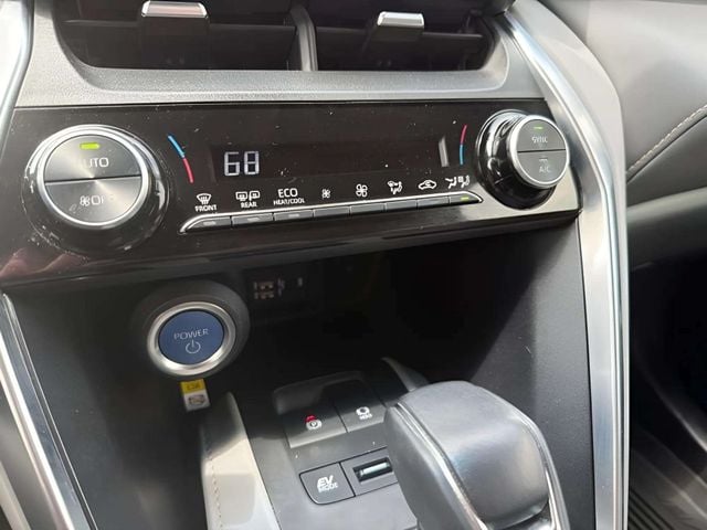 Pre-Owned 2022 Toyota Venza LE - photo - 11