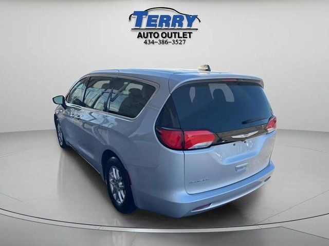 Pre-Owned 2024 Chrysler Voyager LX - photo - 4