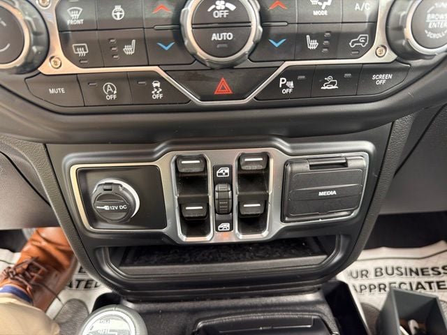 Pre-Owned 2022 Jeep Gladiator Overland - photo - 19