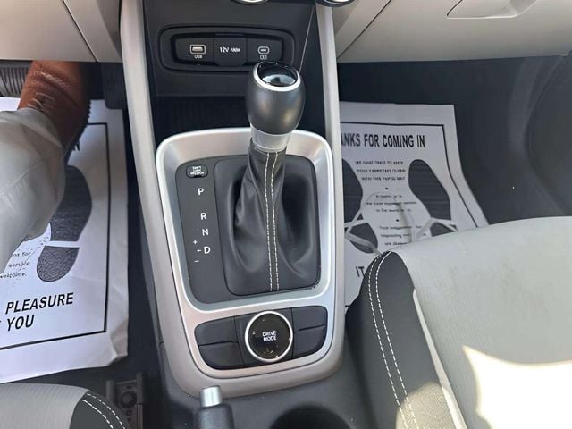 Pre-Owned 2025 Hyundai Venue SEL - photo - 17