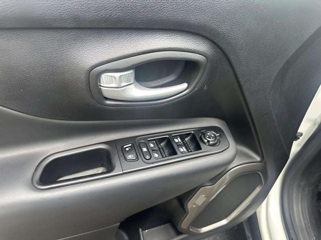 Pre-Owned 2023 Jeep Renegade Latitude - photo - 15