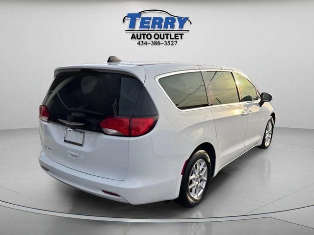 Pre-Owned 2022 Chrysler Voyager LX - photo - 6