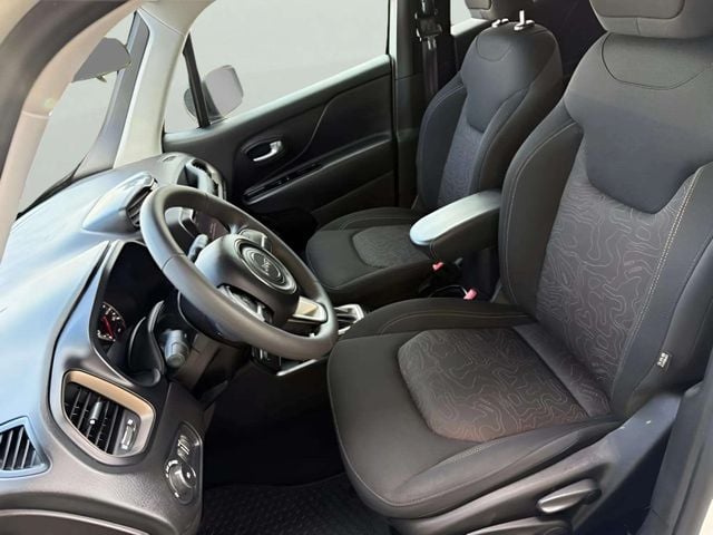 Pre-Owned 2023 Jeep Renegade Latitude - photo - 12