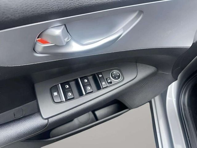 Pre-Owned 2023 Kia Forte LXS - photo - 5