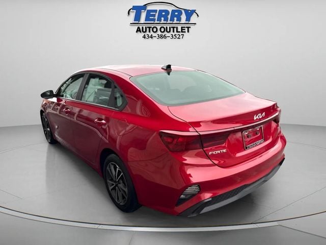 Pre-Owned 2023 Kia Forte LXS - photo - 4