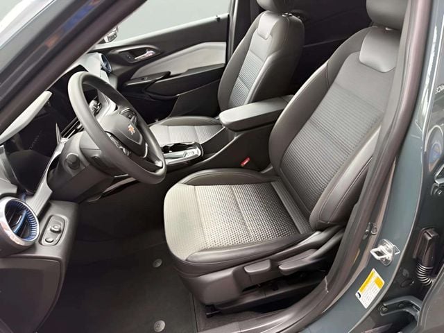 Pre-Owned 2025 Chevrolet Trax LT - photo - 11