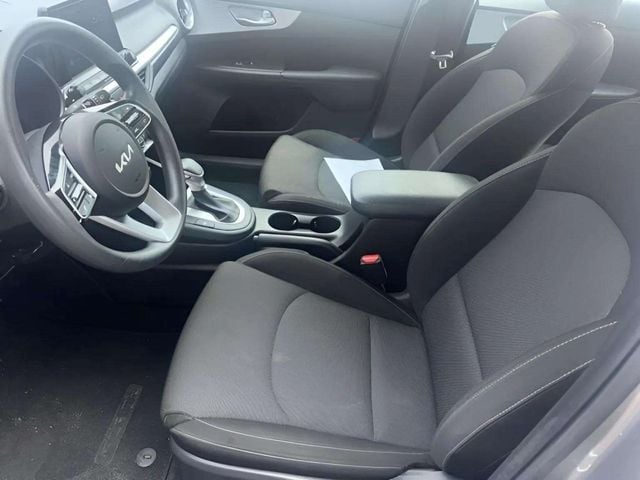 Pre-Owned 2023 Kia Forte LXS - photo - 8