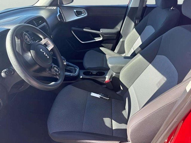 Pre-Owned 2024 Kia Soul LX - photo - 9