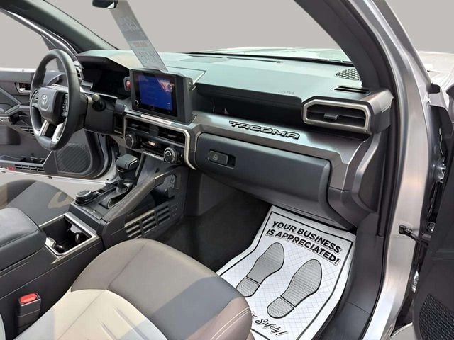 Pre-Owned 2025 Toyota Tacoma TRD Off-Road - photo - 27
