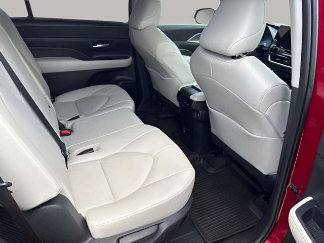 Pre-Owned 2024 Toyota Grand Highlander XLE - photo - 6