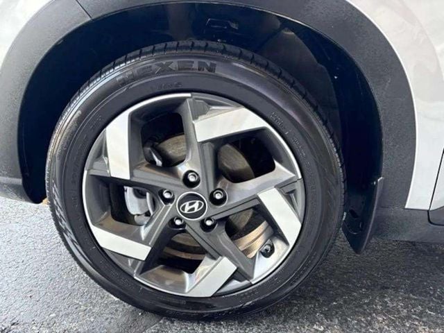 Pre-Owned 2025 Hyundai Venue SEL - photo - 11