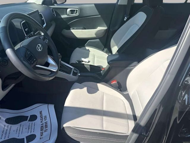 Pre-Owned 2025 Hyundai Venue SEL - photo - 16