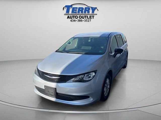 Pre-Owned 2024 Chrysler Voyager LX - photo - 3