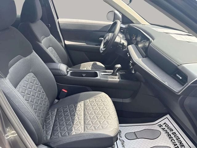 Pre-Owned 2025 Nissan Kicks SV - photo - 11