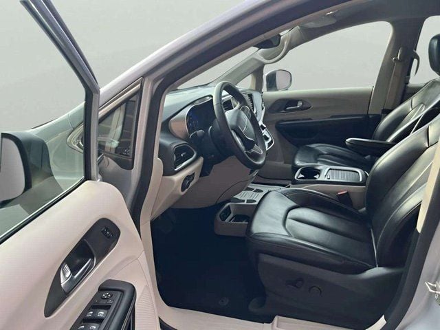 Pre-Owned 2023 Chrysler Pacifica Touring L - photo - 13