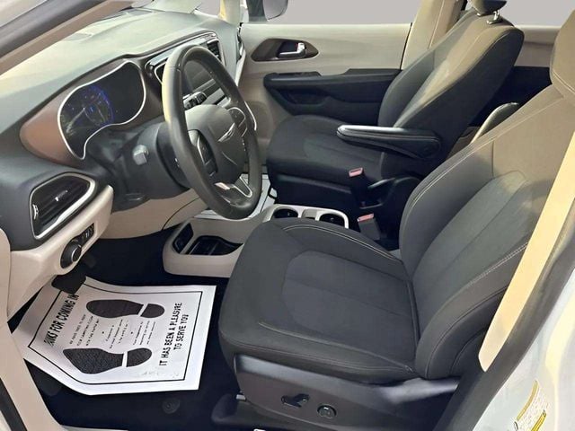 Pre-Owned 2022 Chrysler Voyager LX - photo - 7