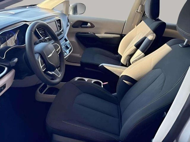 Pre-Owned 2024 Chrysler Voyager LX - photo - 10