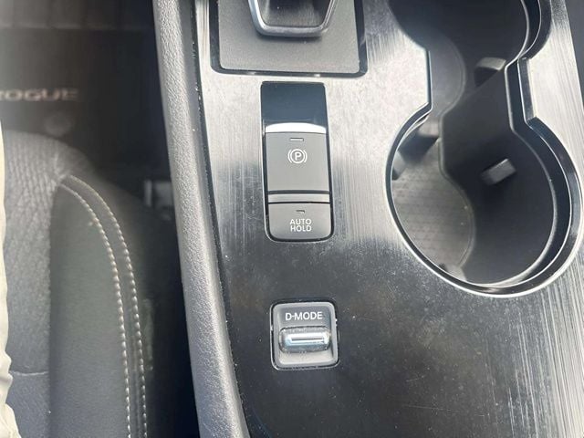 Pre-Owned 2024 Nissan Rogue SV - photo - 11
