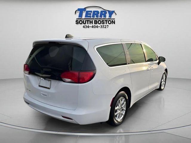 Pre-Owned 2022 Chrysler Voyager LX - photo - 6