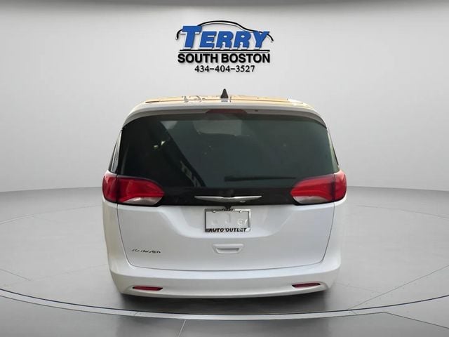 Pre-Owned 2022 Chrysler Voyager LX - photo - 5
