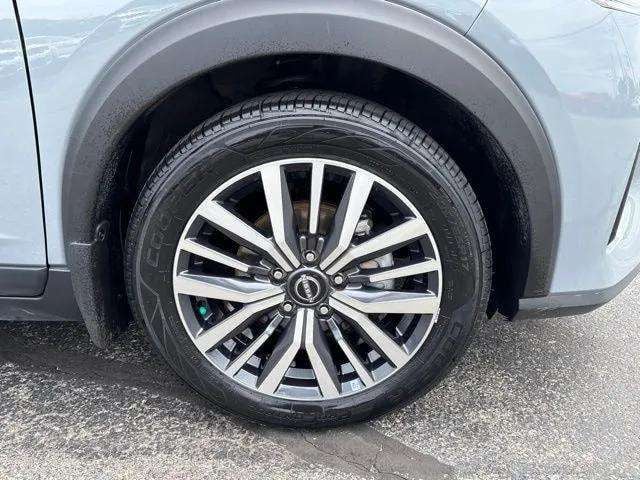 Pre-Owned 2023 Nissan Kicks SV - photo - 12