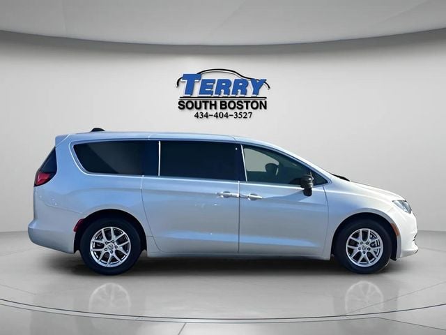 Pre-Owned 2024 Chrysler Voyager LX - photo - 0