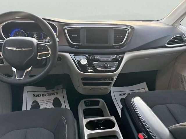 Pre-Owned 2022 Chrysler Voyager LX - photo - 11