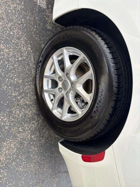 Pre-Owned 2022 Chrysler Voyager LX - photo - 15