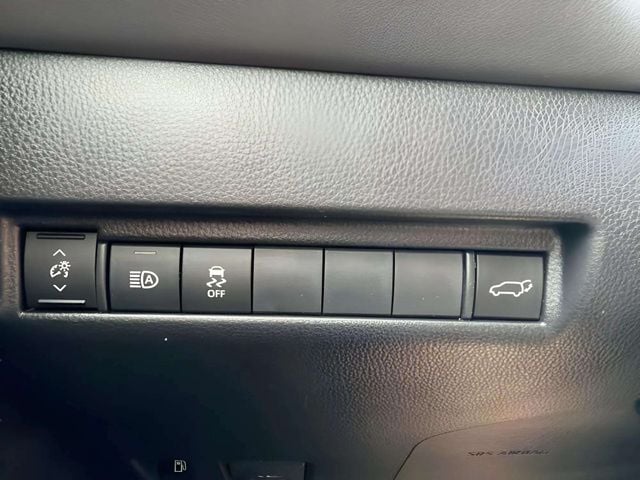 Pre-Owned 2022 Toyota Venza LE - photo - 4