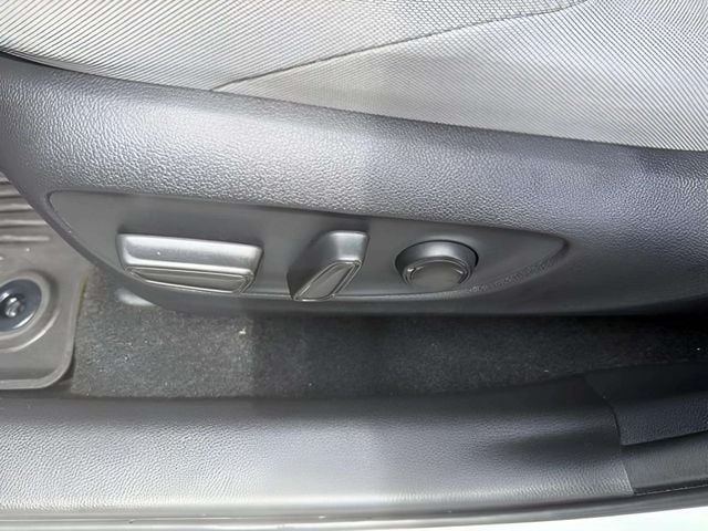 Pre-Owned 2022 Toyota Venza LE - photo - 6