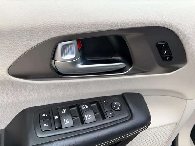 Pre-Owned 2023 Chrysler Pacifica Touring L - photo - 15