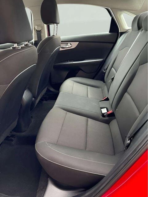 Pre-Owned 2023 Kia Forte LXS - photo - 8