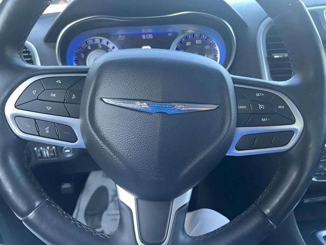 Pre-Owned 2019 Chrysler 300 Limited - photo - 6