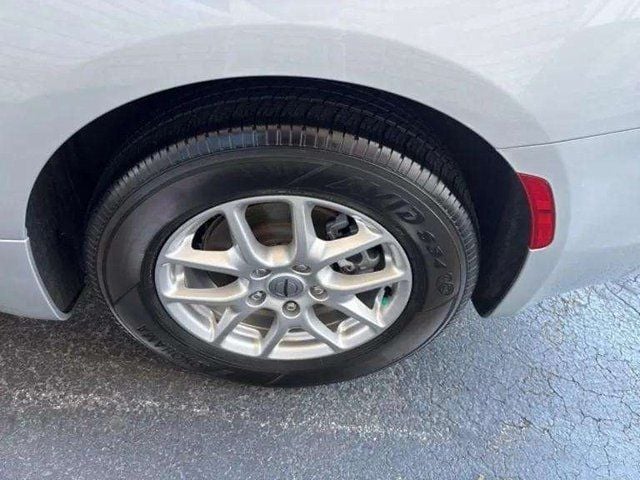 Pre-Owned 2024 Chrysler Voyager LX - photo - 12