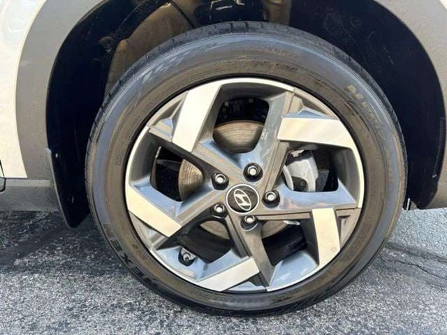 Pre-Owned 2025 Hyundai Venue SEL - photo - 9