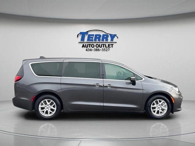 Pre-Owned 2023 Chrysler Pacifica Touring L - photo - 0