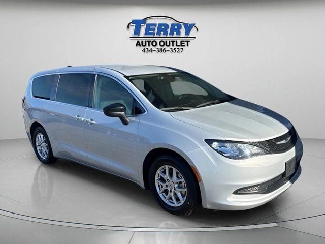 Pre-Owned 2024 Chrysler Voyager LX - photo - 1