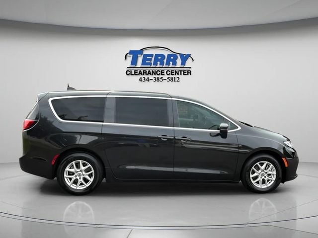 Pre-Owned 2023 Chrysler Pacifica Touring L - photo - 0