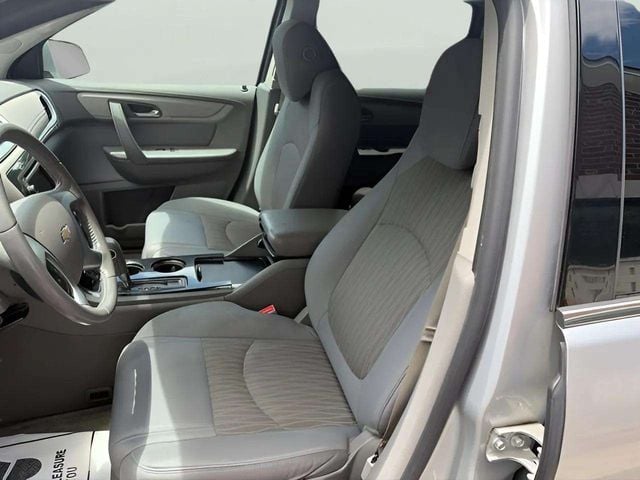 Pre-Owned 2017 Chevrolet Traverse 2LT - photo - 8