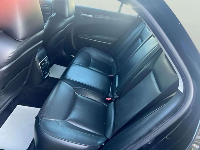 Pre-Owned 2019 Chrysler 300 Limited - photo - 11