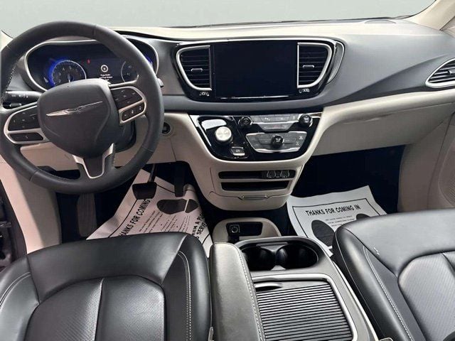 Pre-Owned 2023 Chrysler Pacifica Touring L - photo - 11