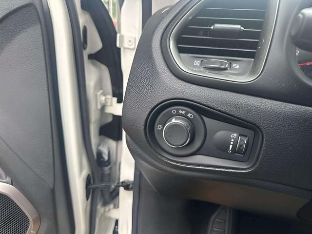 Pre-Owned 2023 Jeep Renegade Latitude - photo - 4