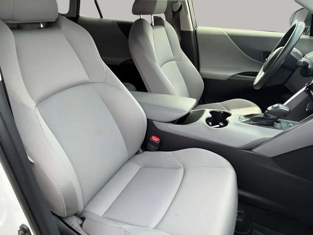 Pre-Owned 2022 Toyota Venza LE - photo - 16