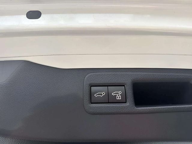 Pre-Owned 2022 Toyota Venza LE - photo - 13