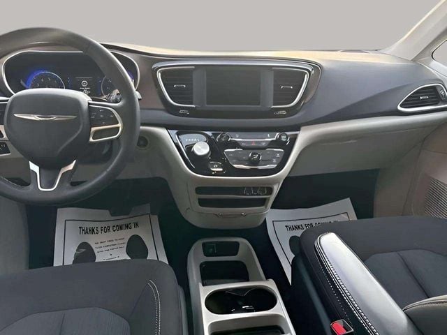 Pre-Owned 2022 Chrysler Voyager LX - photo - 11
