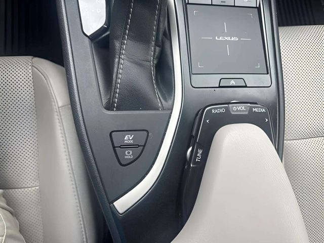 Pre-Owned 2019 Lexus UX 250h Base - photo - 12