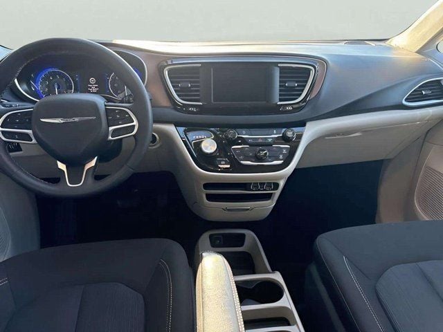 Pre-Owned 2024 Chrysler Voyager LX - photo - 7