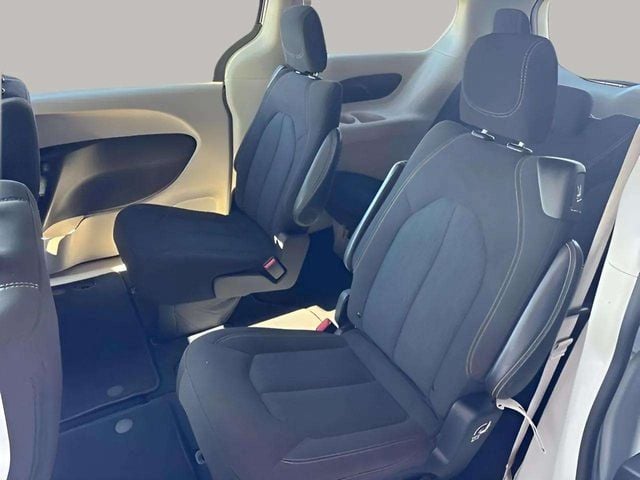 Pre-Owned 2024 Chrysler Voyager LX - photo - 8